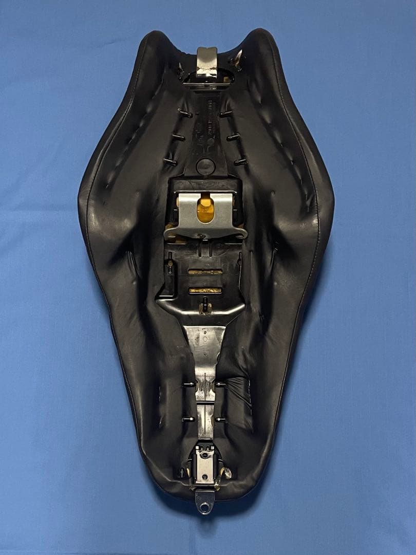 シ*ウ様 ハーレー純正　XL1200R スポーツスター用シート　04〜