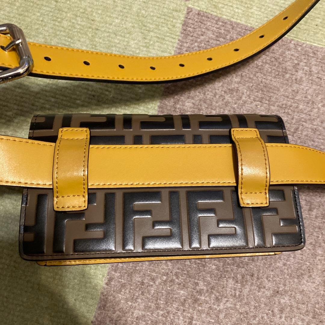 な*様 フェンディ ロゴ入りレザー ボディバッグ