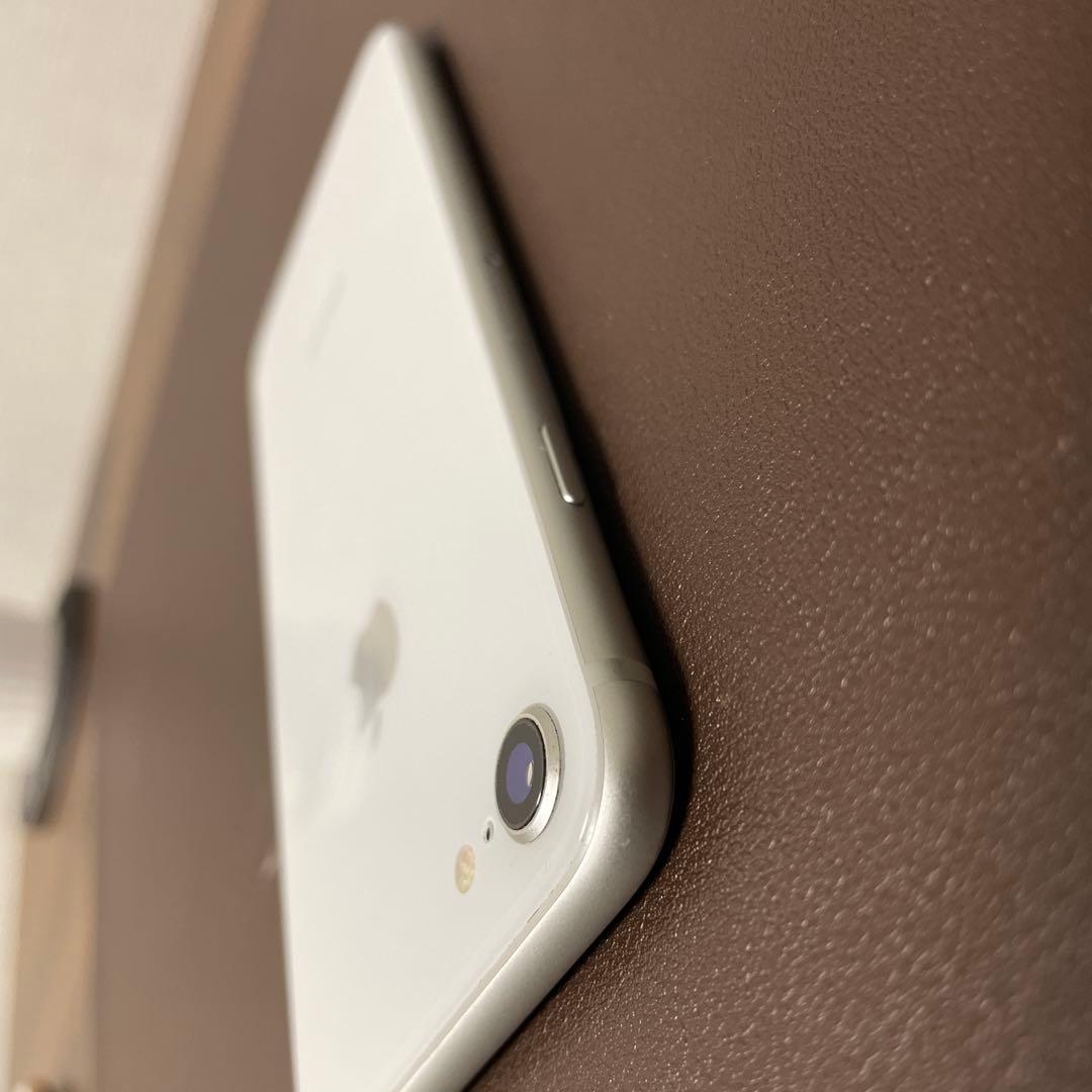 iPhone 8 シルバー（SIMロックあり、au）