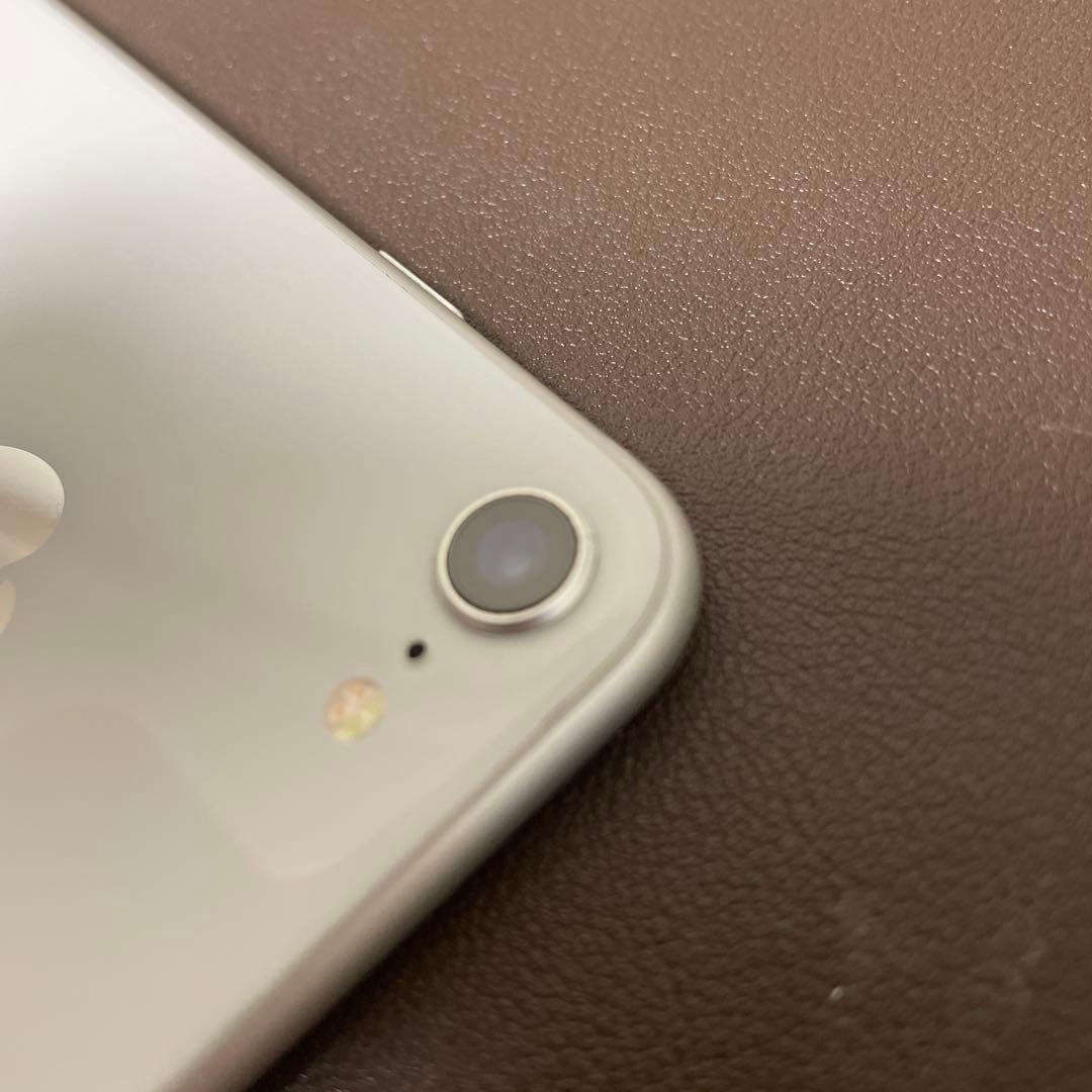 iPhone 8 シルバー（SIMロックあり、au）