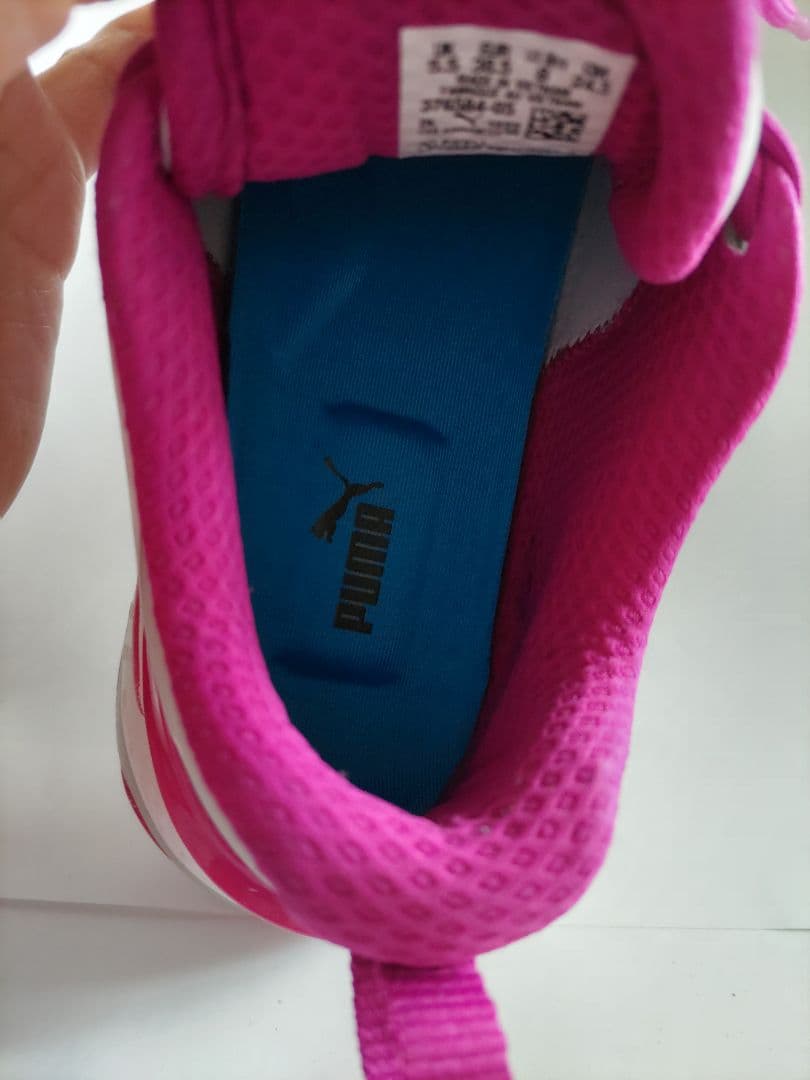 めう Puma スポーツシューズ 女性用 　24.5cm