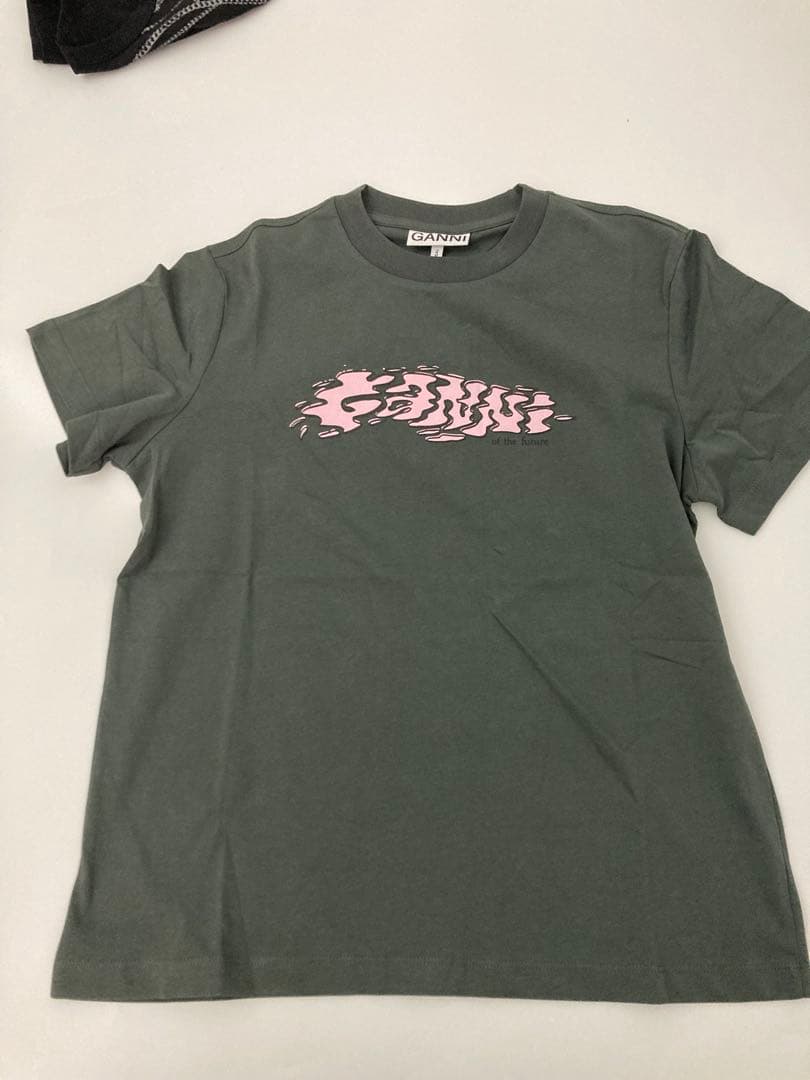 GANNI グレー 半袖Tシャツ ピンクロゴ