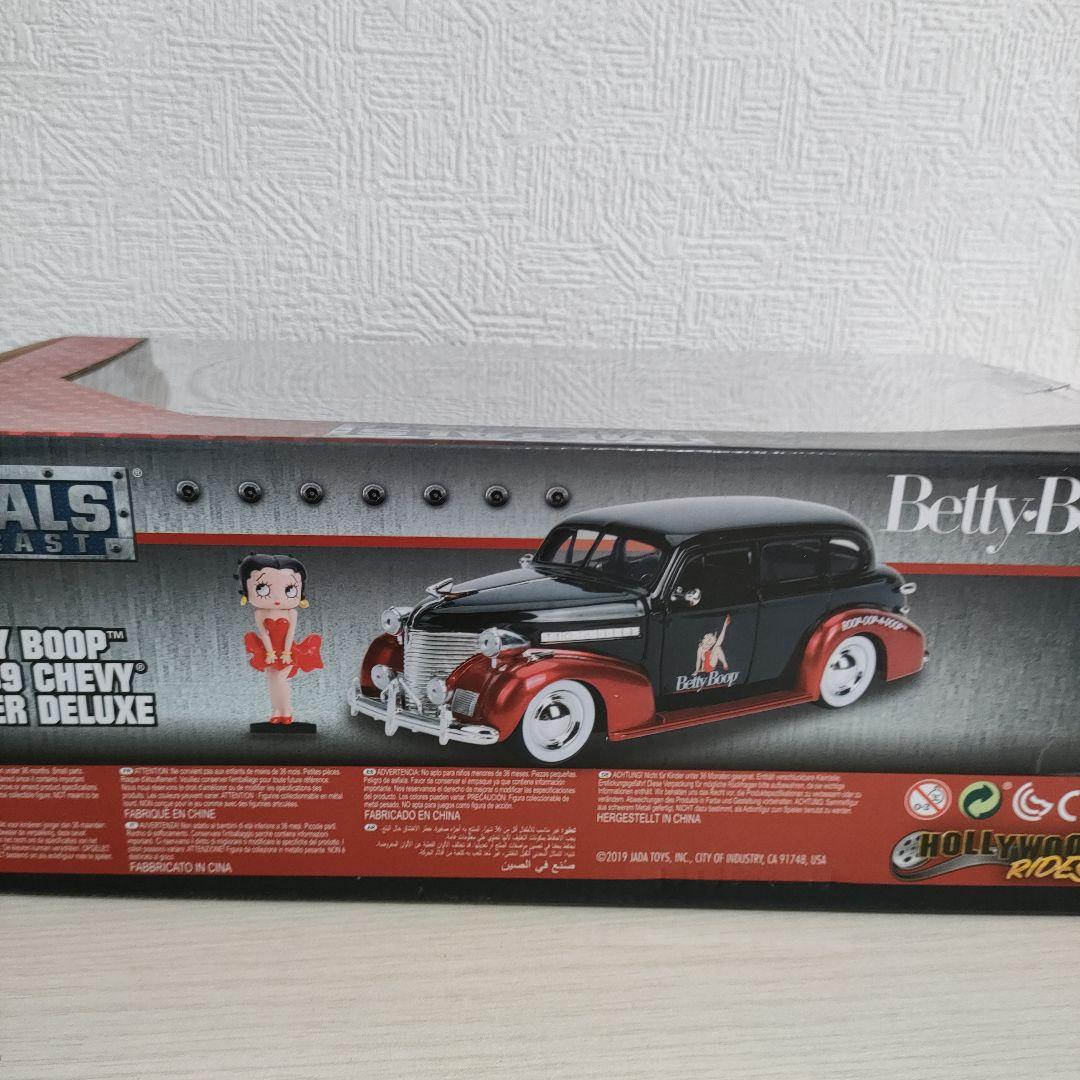 ベティちゃんと1939年型シボレーのダイキャストモデルフィギュア