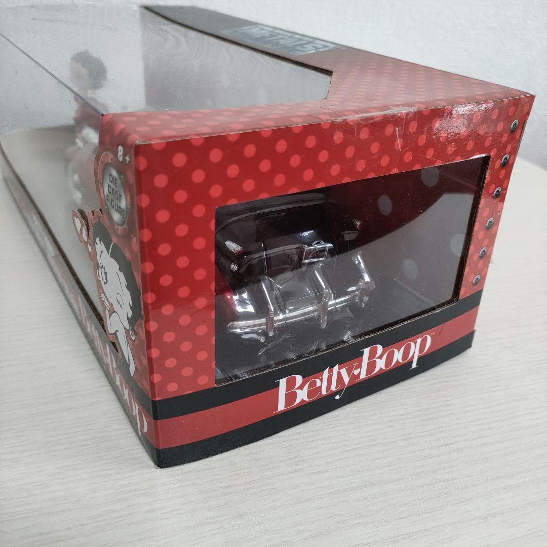 ベティちゃんと1939年型シボレーのダイキャストモデルフィギュア