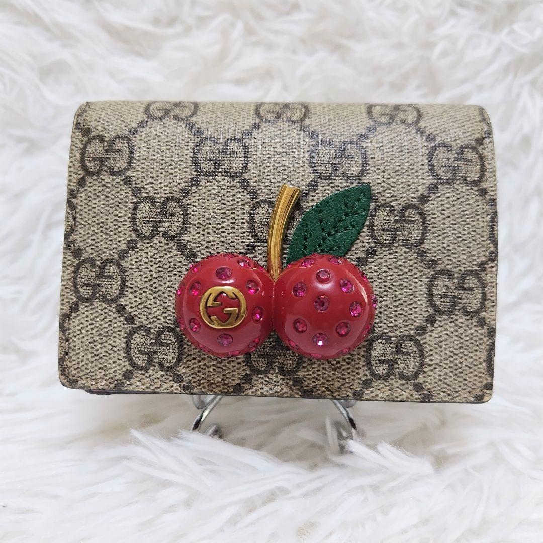 極美品✨グッチ◇チェリーモチーフコンパクト二つ折り財布　スプリームPVC赤レザー