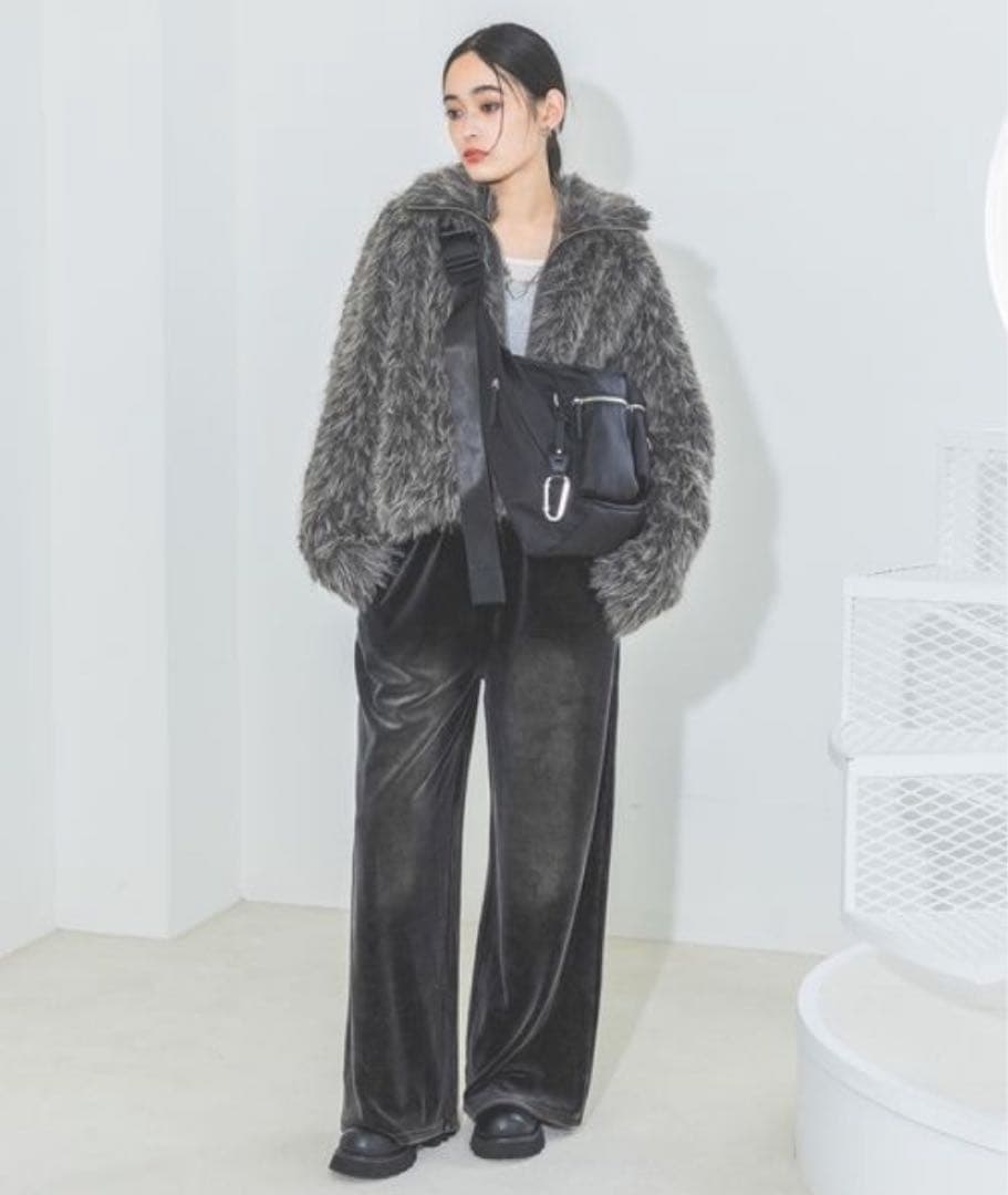 【美品】　JEANASIS ブラックナイロンボディバッグ