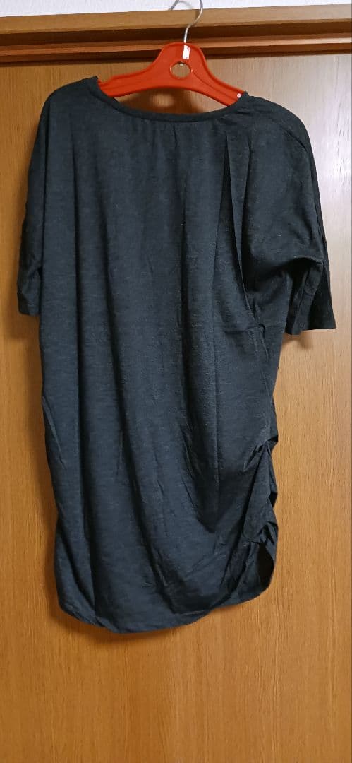 h.NAOTO.ダークグレー プリント入り 半袖Tシャツ