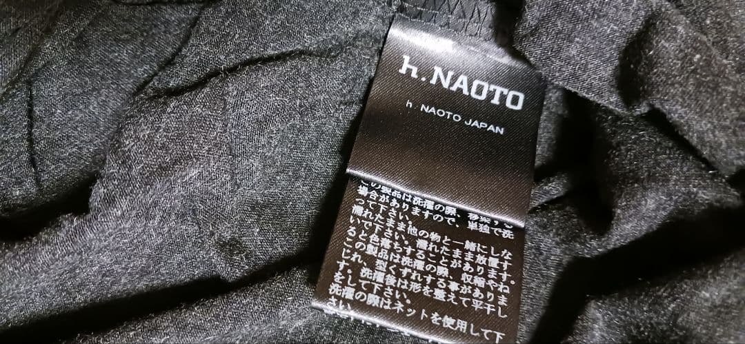 h.NAOTO.ダークグレー プリント入り 半袖Tシャツ