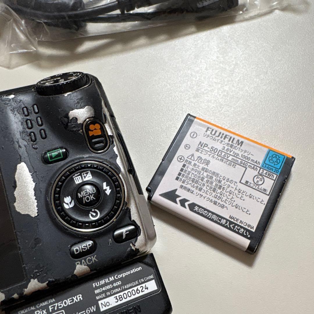 FUJIFILM FinePix F750EXR 箱付き　デジカメ