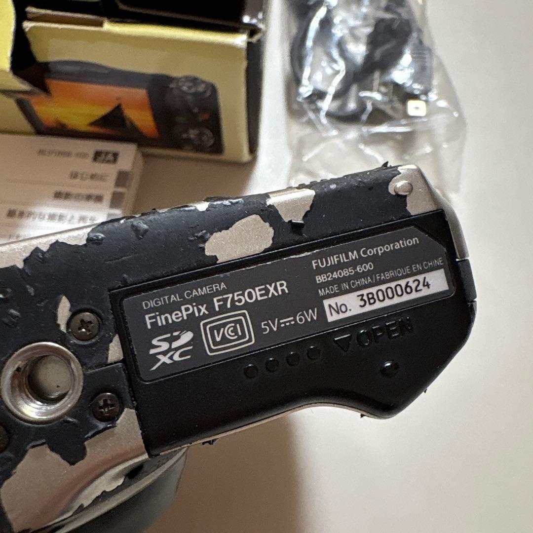 FUJIFILM FinePix F750EXR 箱付き　デジカメ