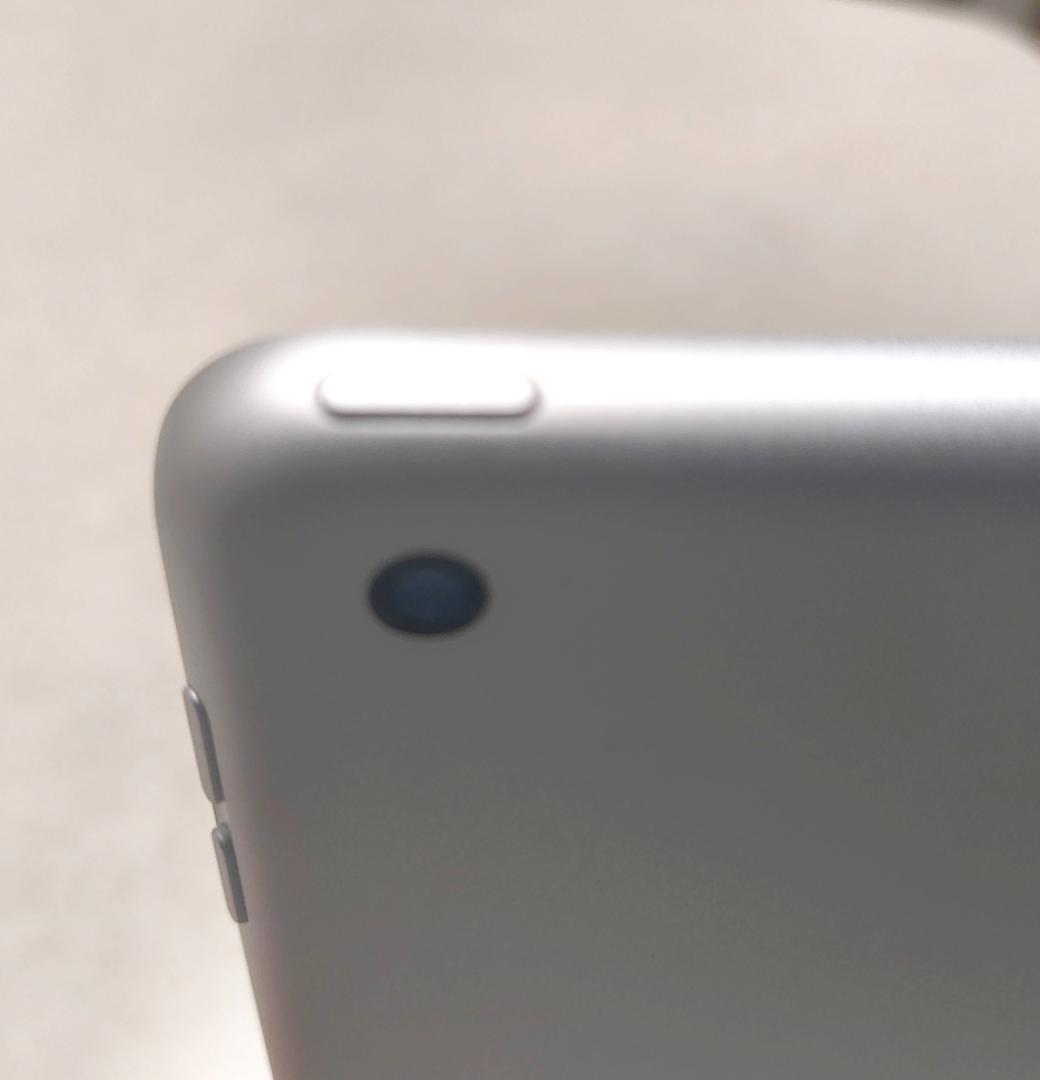 【ほぼ無傷・付属品全て未使用】iPad 第9世代 64GB Wi-Fi シルバー
