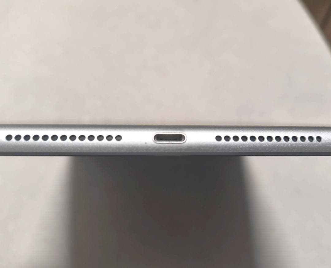 【ほぼ無傷・付属品全て未使用】iPad 第9世代 64GB Wi-Fi シルバー