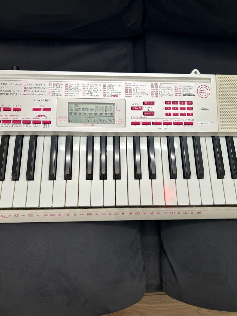 カシオ　電子ピアノ　LK-121　61鍵盤　光ナビキーボード