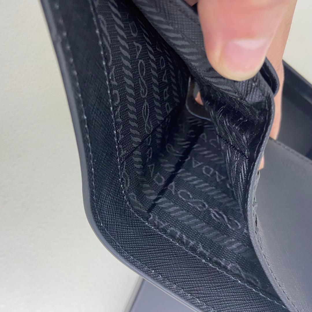 PRADA 高級ブラックレザー製 二つ折り財布