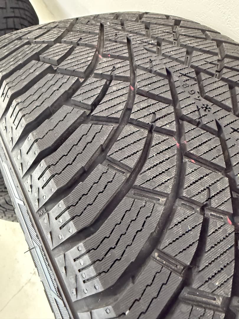 タイヤ・ホイール HAKKAPELIITTA R5 SUV 275/55R20 DEFENDER
