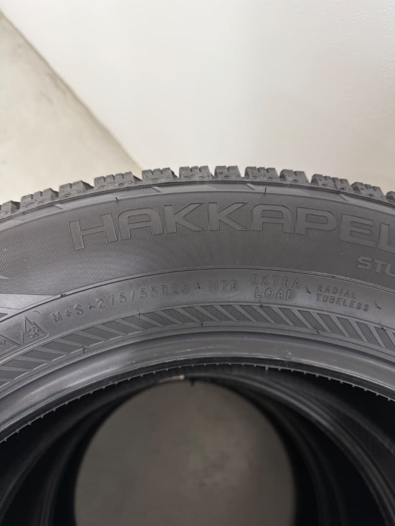 タイヤ・ホイール HAKKAPELIITTA R5 SUV 275/55R20 DEFENDER