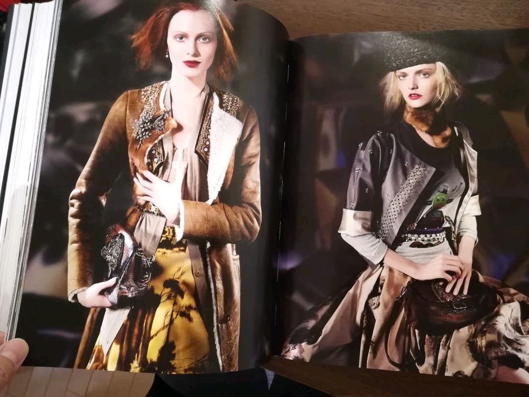 PRADA BOOK 　703ページ