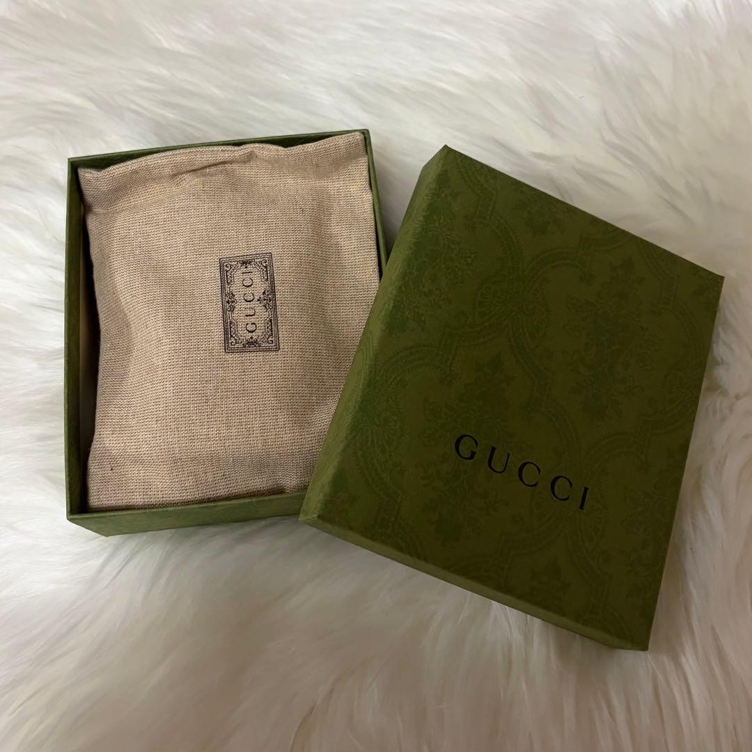 gucci 三つ折り財布　折りたたみ財布　ロゴ
