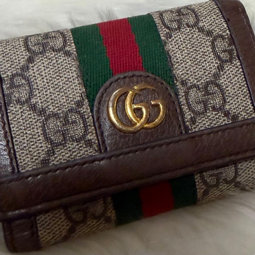 gucci 三つ折り財布　折りたたみ財布　ロゴ