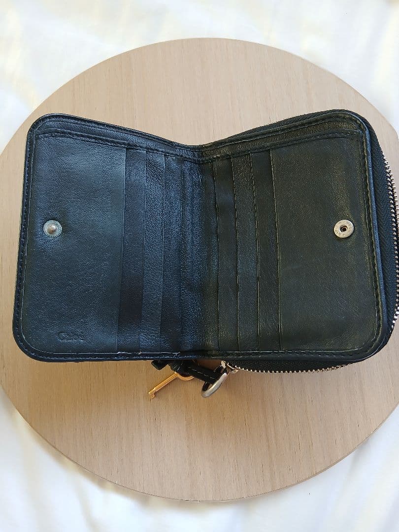 gxgwgmpw　美品　Chloeブラックレザー 二つ折り財布 ロック付き