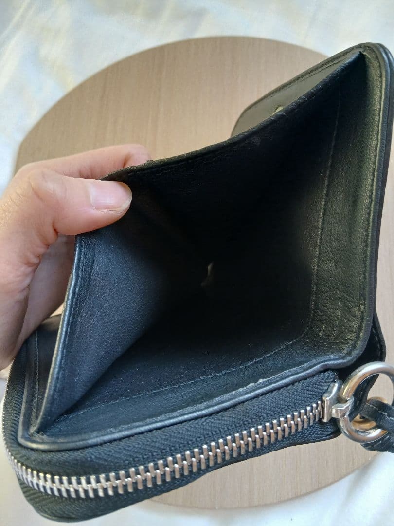 gxgwgmpw　美品　Chloeブラックレザー 二つ折り財布 ロック付き