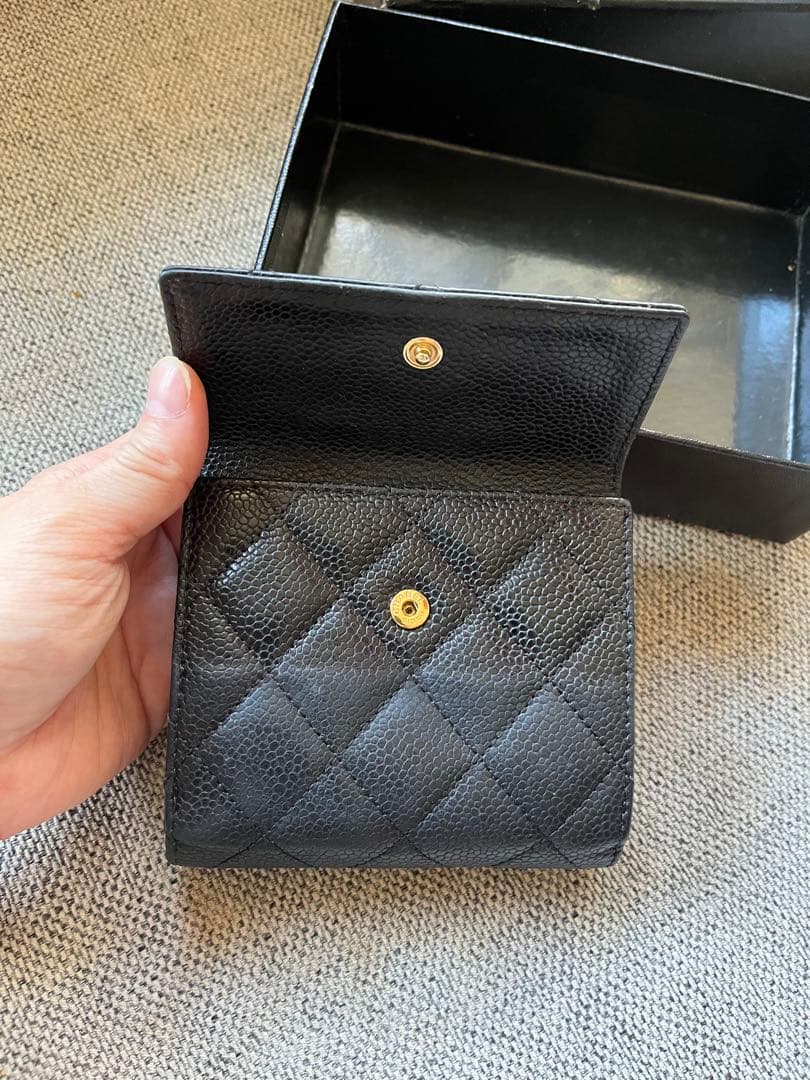 CHANEL 二つ折り財布 コンパクト　マトラッセ　キャビアスキン