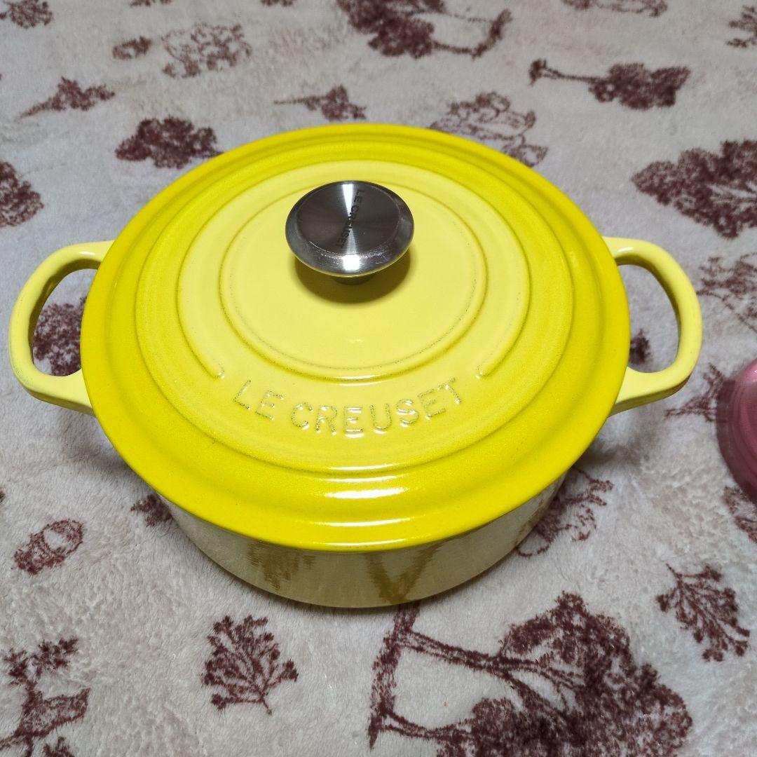 LE CREUSET 両手鍋 イエロー　20cm　正規品ふたスタンド付き