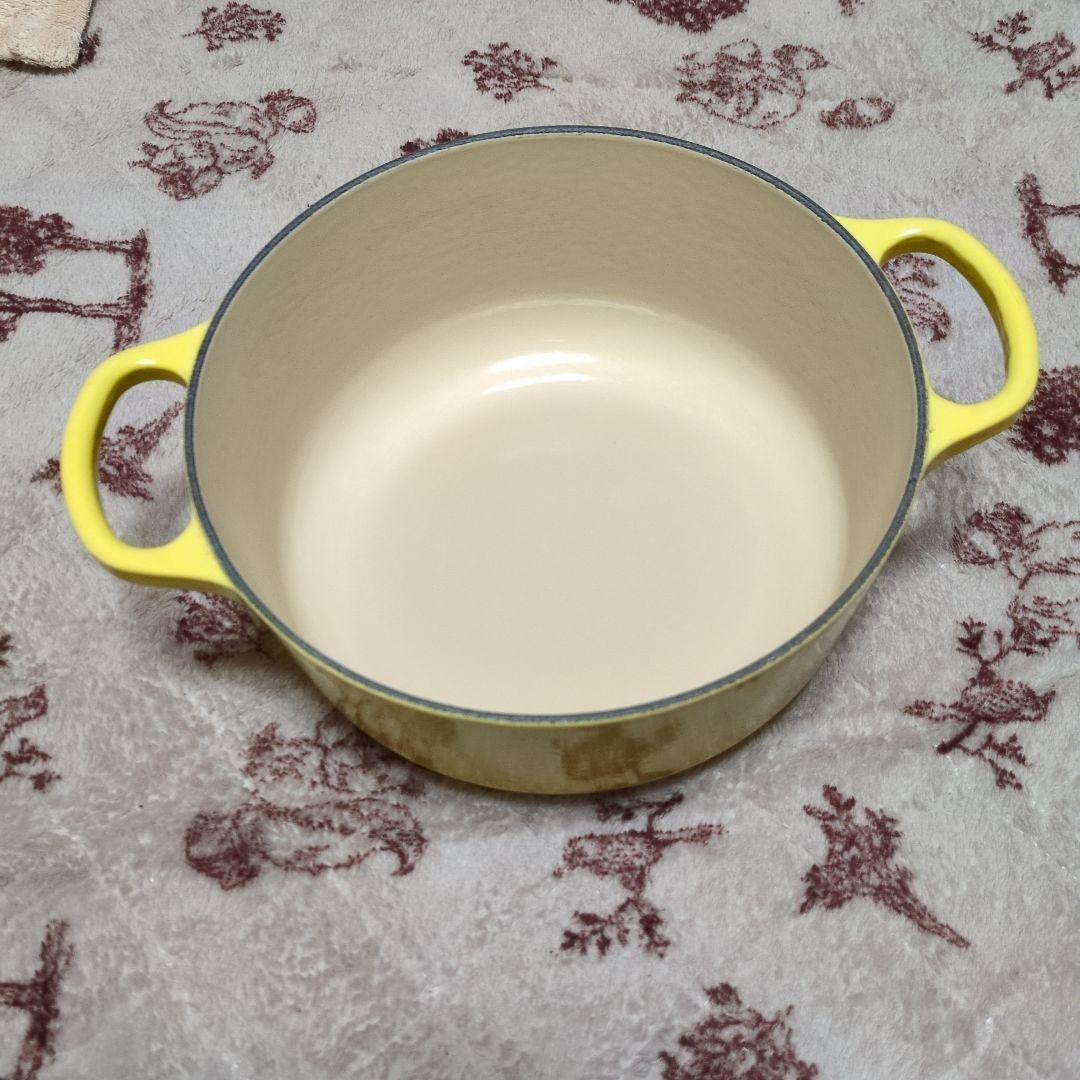 LE CREUSET 両手鍋 イエロー　20cm　正規品ふたスタンド付き