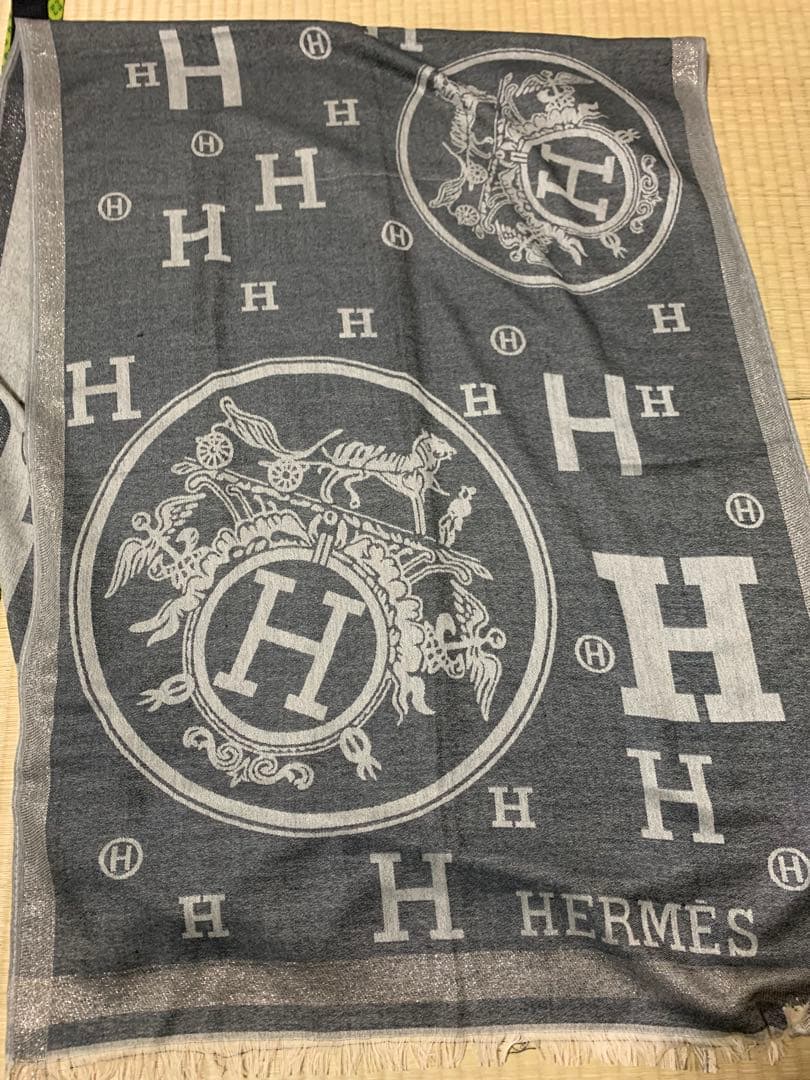 HERMES 大判マフラー グレー ロゴ入りNOVELTY