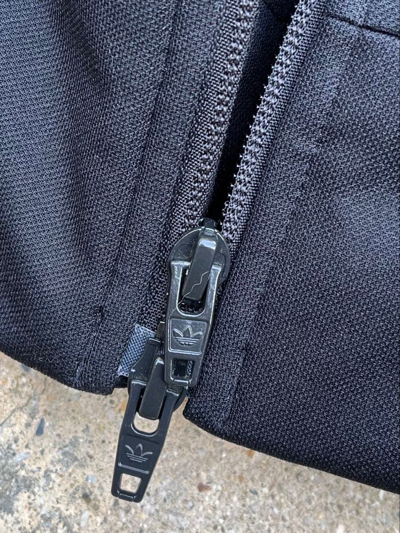 adidas トレフォイル刺繍ロゴ　ダブルジップ　中綿入りサイドライン　MA-1