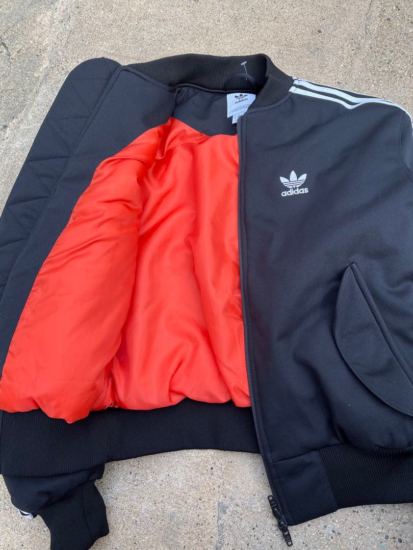adidas トレフォイル刺繍ロゴ　ダブルジップ　中綿入りサイドライン　MA-1