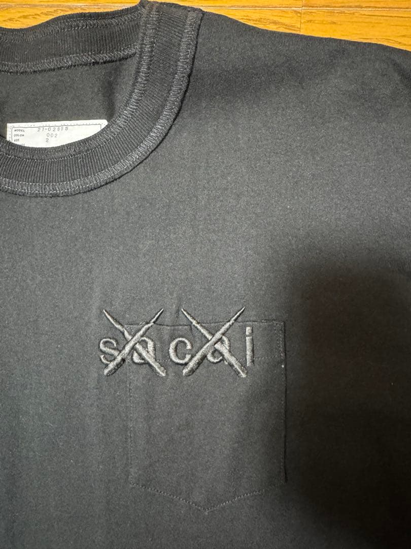 sacai × Kawsコラボブラック ポケット刺繍Tシャツ サイズ2