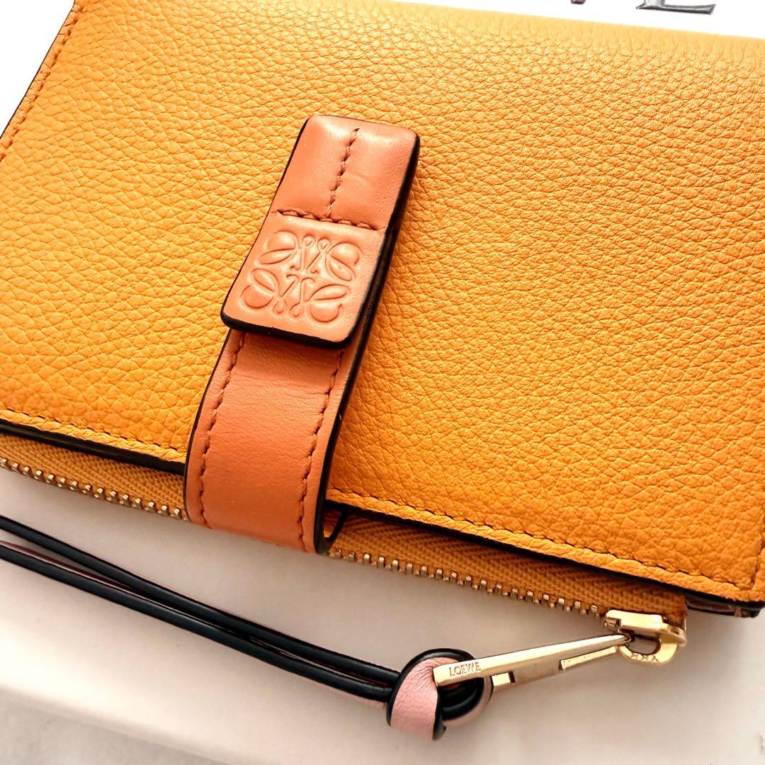 美品✨希少LOEWE ロエベ　財布 アナグラム 2つ折り財布 レザー オレンジ