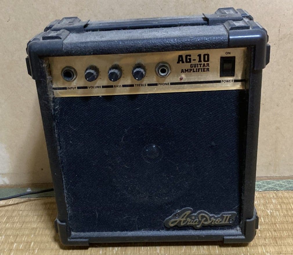 Fenderストラトキャスターエレキギターとアンプ