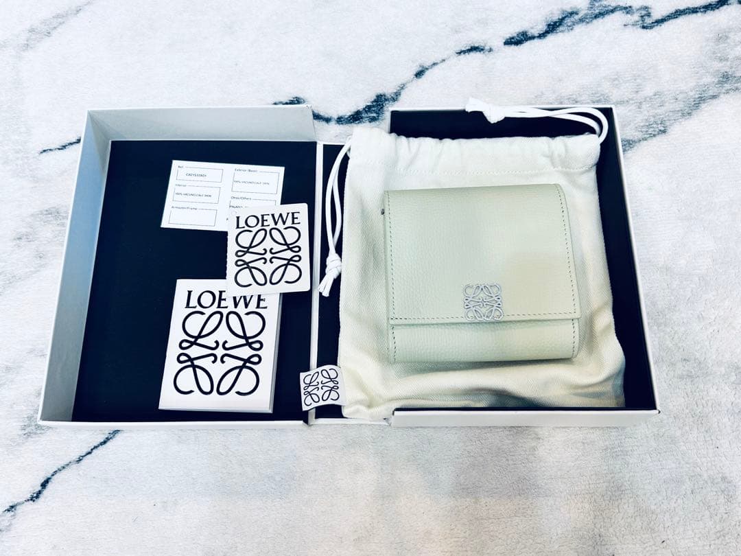 LOEWE ミントグリーン 財布　アナグラム コンパクト フラップウォレット