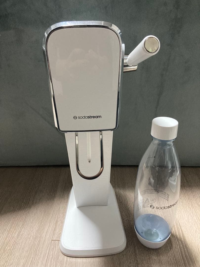 ま*け様 sodastream 炭酸水メーカー ホワイト ボトル付き