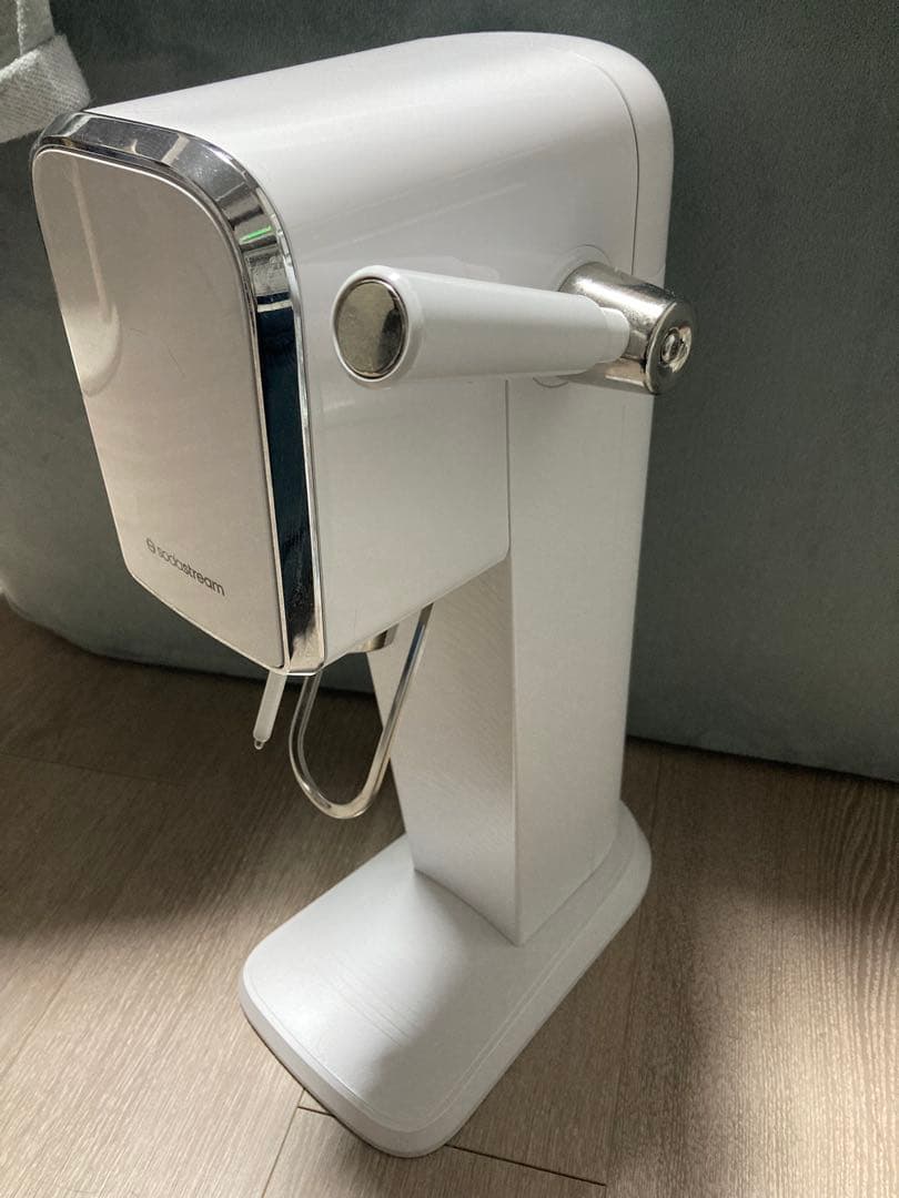 ま*け様 sodastream 炭酸水メーカー ホワイト ボトル付き