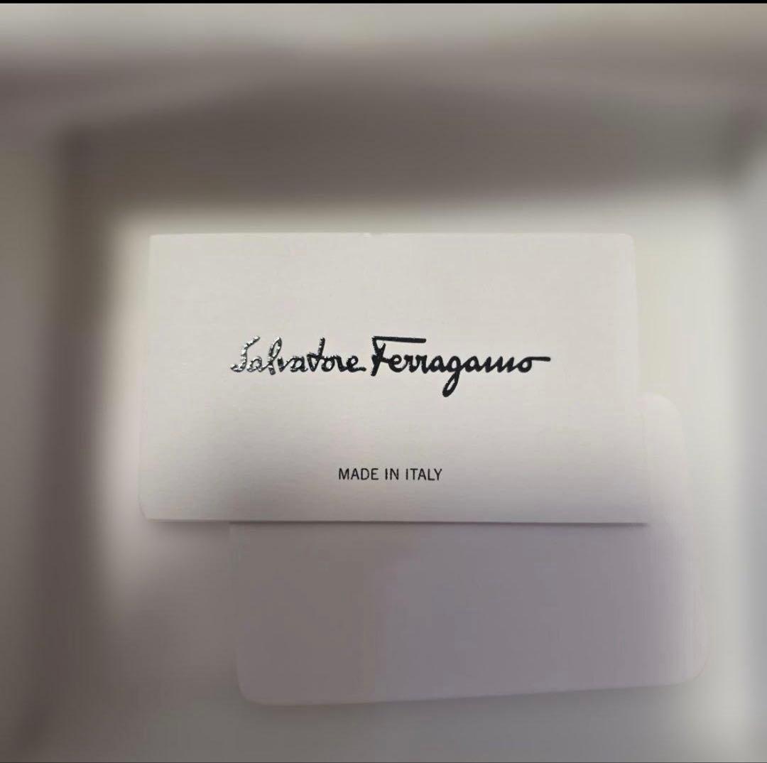 Salvatore Ferragamo ブラック 二つ折り財布　新品