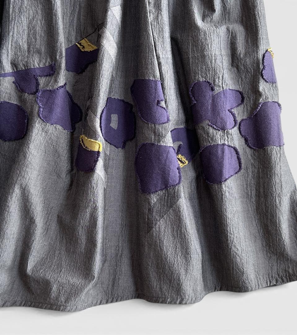 美品 慈雨/センソユニコ 通年 微光沢 紫の花 フレアシルエットロングスカート