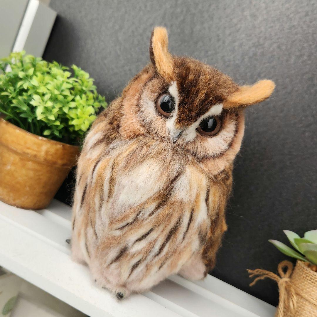 羊毛フェルト製置物　タテジマフクロウ(ウサギフクロウ)　高さ約19㎝