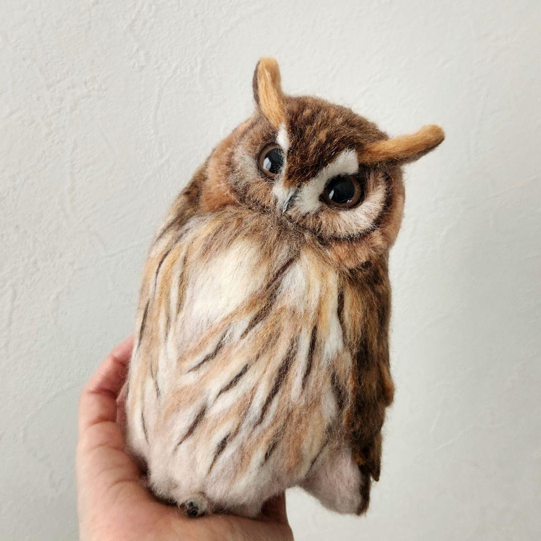 羊毛フェルト製置物　タテジマフクロウ(ウサギフクロウ)　高さ約19㎝