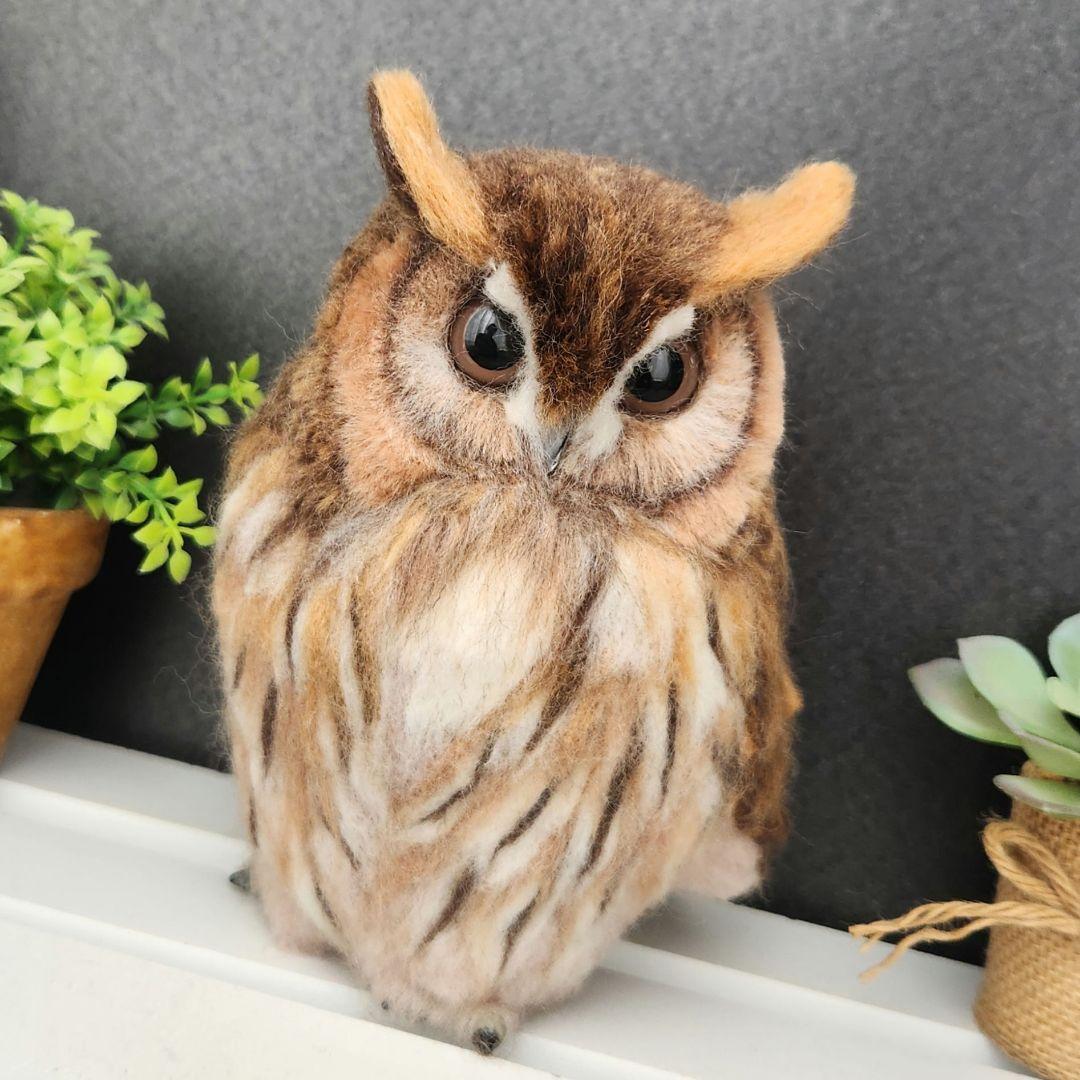 羊毛フェルト製置物　タテジマフクロウ(ウサギフクロウ)　高さ約19㎝