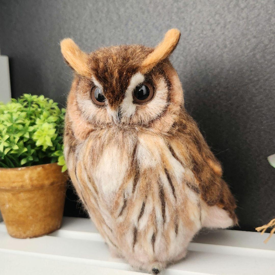 羊毛フェルト製置物　タテジマフクロウ(ウサギフクロウ)　高さ約19㎝