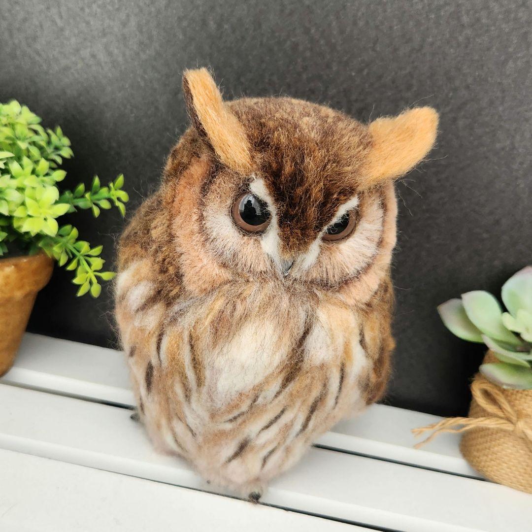 羊毛フェルト製置物　タテジマフクロウ(ウサギフクロウ)　高さ約19㎝