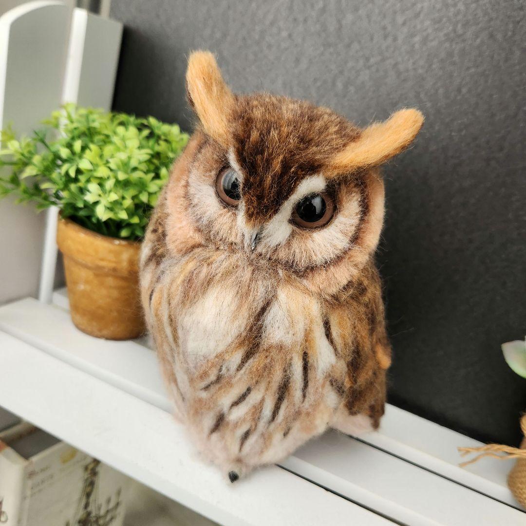 羊毛フェルト製置物　タテジマフクロウ(ウサギフクロウ)　高さ約19㎝