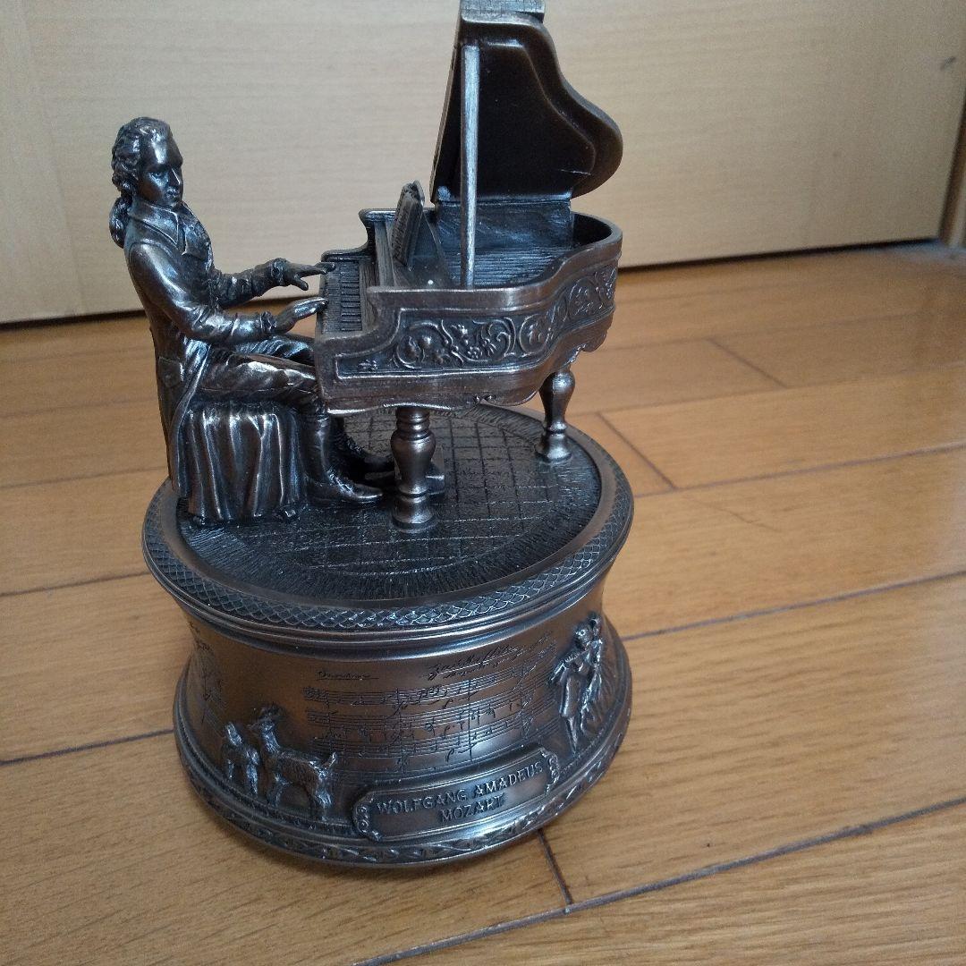 ピアノを弾くモーツァルトの像オルゴール 彫像 彫刻