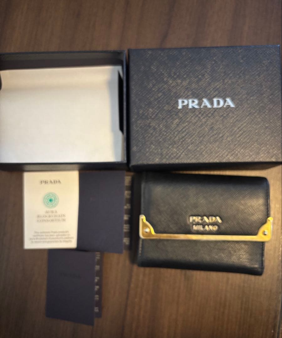 最終値下げ PRADA プラダ ブラック サフィアーノ レザー 三つ折り財布