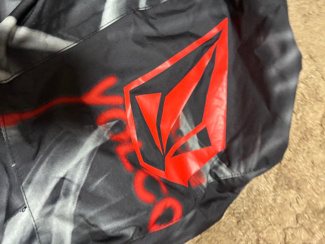 シ*ズ様 Volcom スノーボードジャケット　上下セット中古