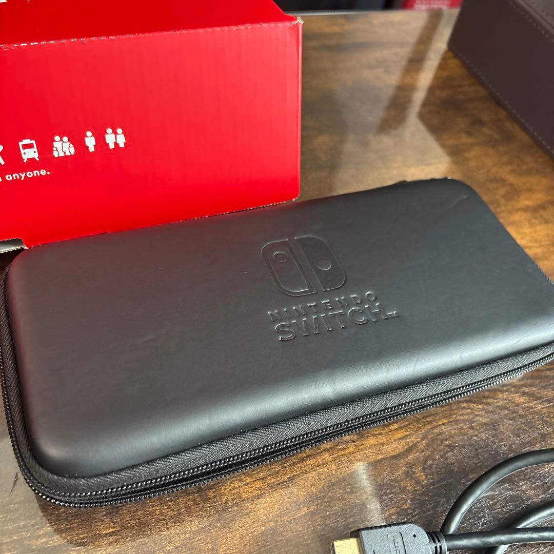 ⭐︎中古　Nintendo switch ゲーム機　本体、充電スタンド、ケース付き