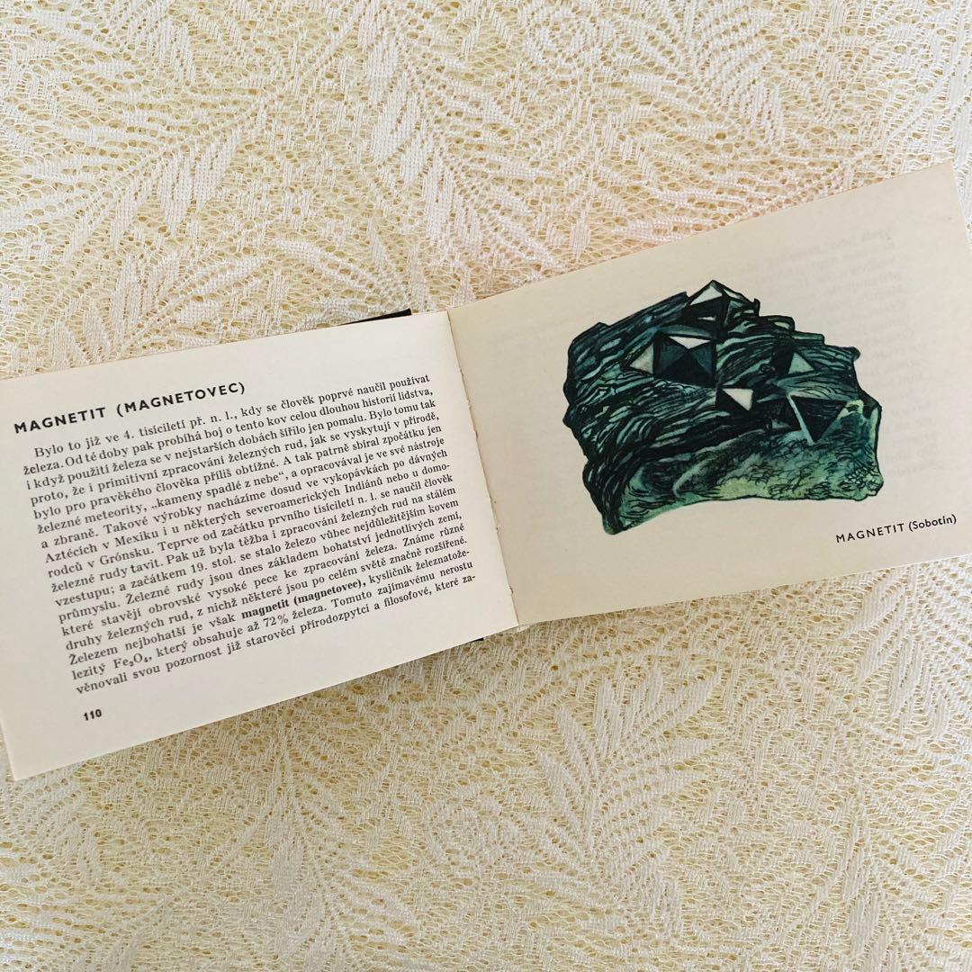 洋書　古書　チェコ語の鉱物図鑑　豊富なカラーイラスト♡　ヴィンテージ